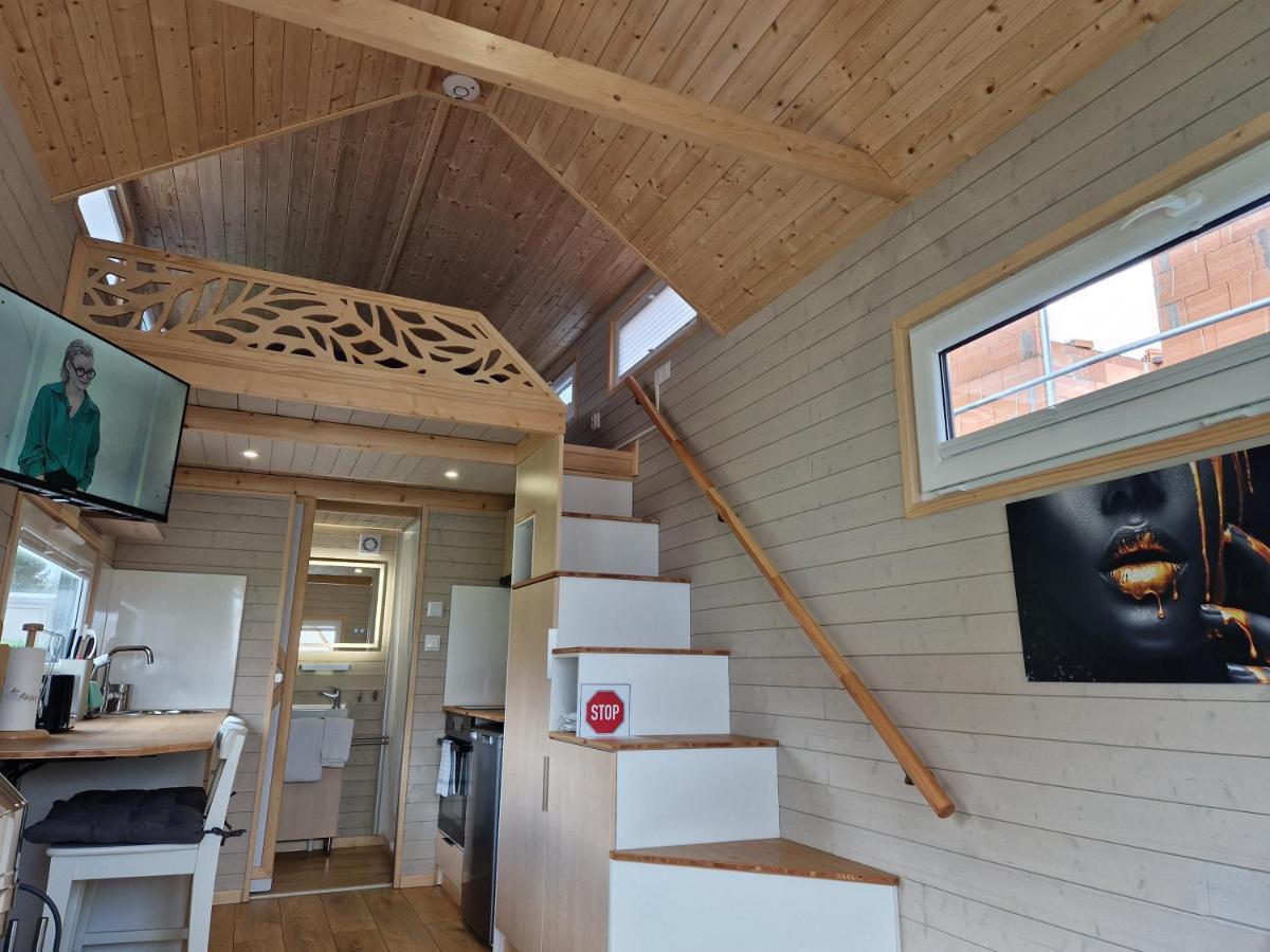 Lane Tiny Homes, Nahe Messe